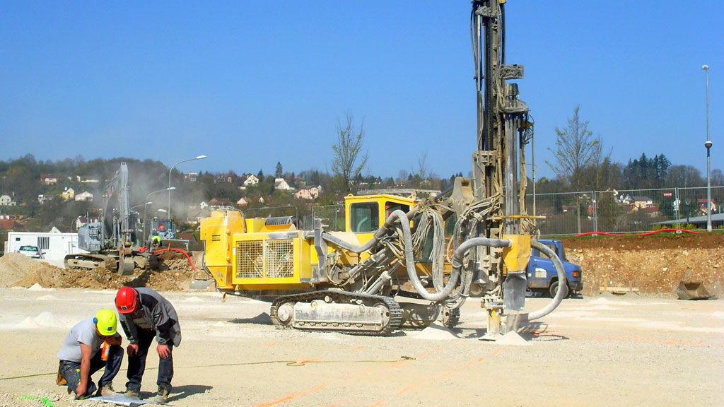 Machine de sondage géotechnique réalisant des prélèvements pour étude de sol G2